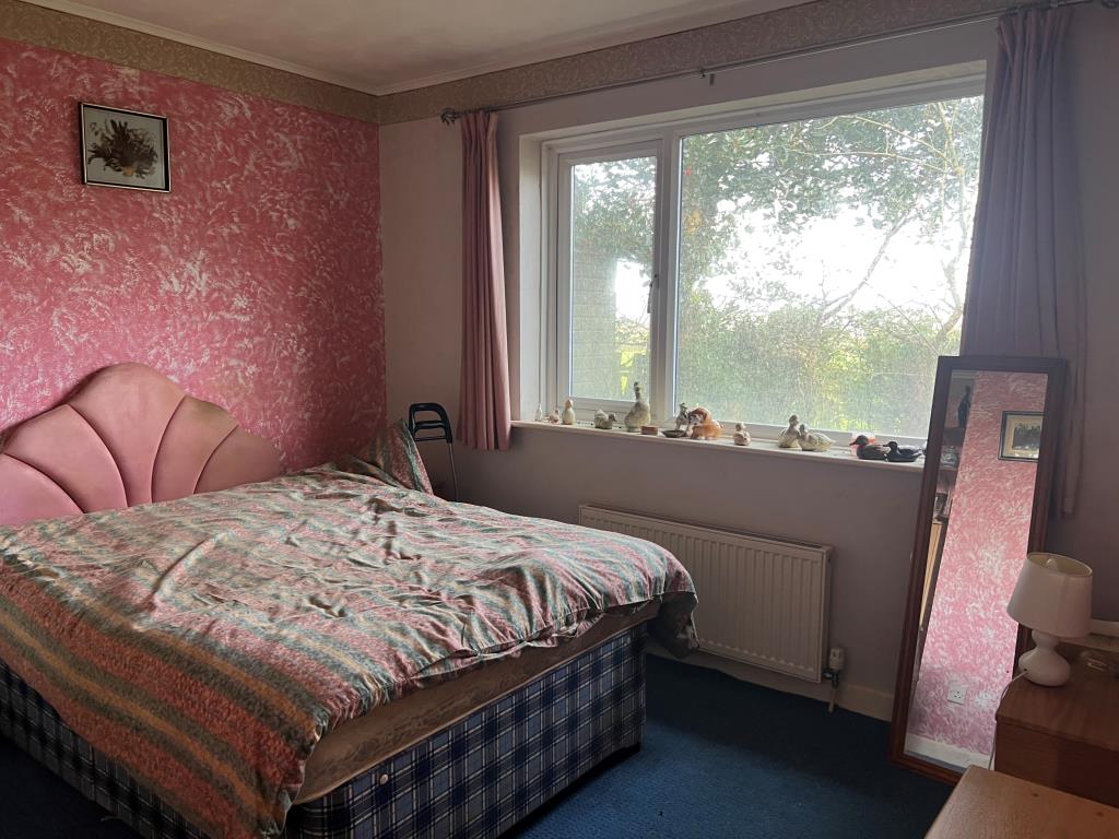 Lot: 11 - LARGE DETACHED BUNGALOW FOR UPDATING WITH POTENTIAL -